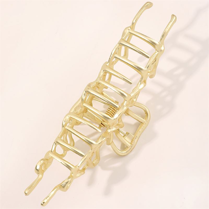 The SOHO Asli Metal Hair Claw - Silver by SOHO features a geometric, ladder-like design. Shown open against a light background, this elegant accessory highlights its spring and pronged metal structure.
